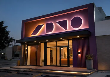 Fachada comercial con letras luminosas