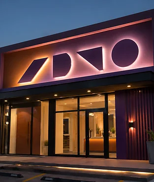 Fachada comercial con anuncio luminoso